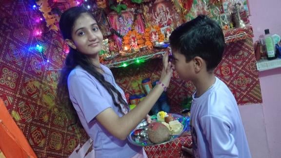 भाइयों को स्नेह का टीका लगाकर की दीर्घायु की कामना भाइयों को स्नेह का टीका लगाकर की दीर्घायु की कामना