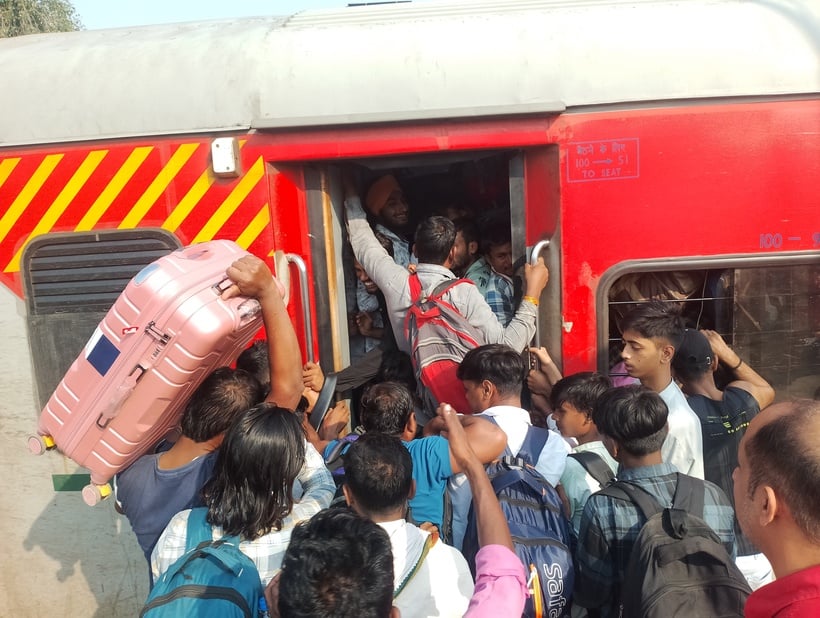 बिहार की ट्रेन आने के बाद रेलवे स्टेशन की सीढि़यों पर चढ़ने के लिए लगी यात्रियों की भीड़। संवा बिहार की ट्रेन आने के बाद रेलवे स्टेशन की सीढि़यों पर चढ़ने के लिए लगी यात्रियों की भीड़। संवा