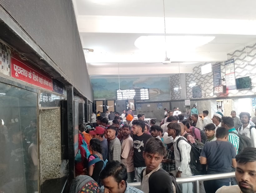 बिहार की ट्रेन आने के बाद रेलवे स्टेशन की सीढि़यों पर चढ़ने के लिए लगी यात्रियों की भीड़। संवा बिहार की ट्रेन आने के बाद रेलवे स्टेशन की सीढि़यों पर चढ़ने के लिए लगी यात्रियों की भीड़। संवा