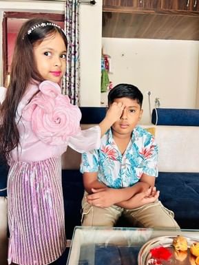 भैया दूज पर लक्खीबाग में भाई को तिलक करती बहन।--संवाद