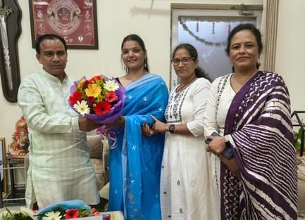 भैया दूज पर लक्खीबाग में भाई को तिलक करती बहन।--संवाद