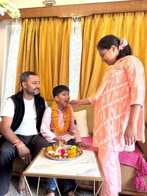 भैया दूज पर लक्खीबाग में भाई को तिलक करती बहन।--संवाद