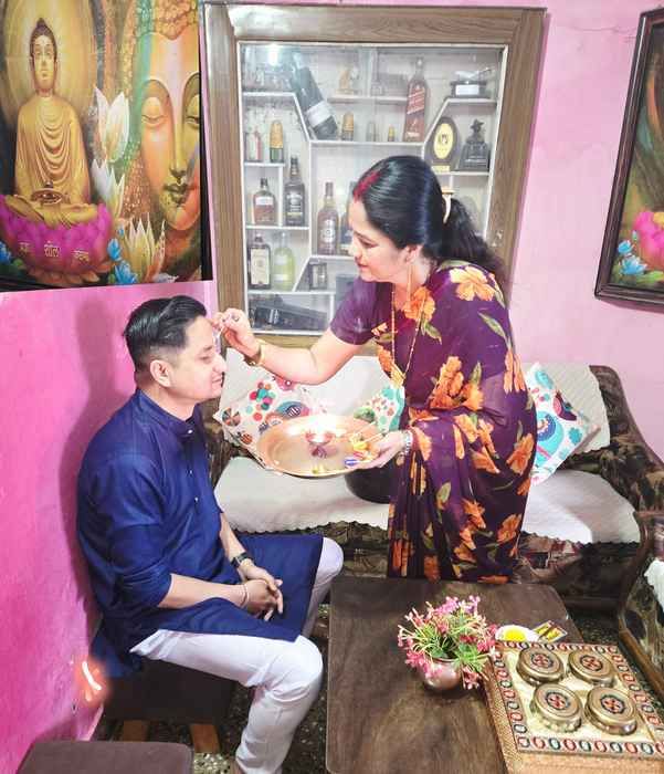 भैया दूज पर लक्खीबाग में भाई को तिलक करती बहन।--संवाद