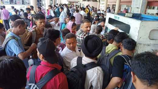बस स्टैंड में लगी लोगों की भीड़। संवाद