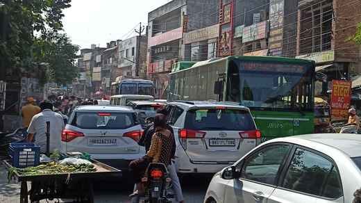 बस स्टैंड में लगी लोगों की भीड़। संवाद