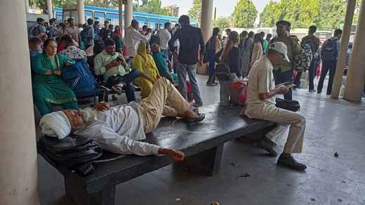 बस स्टैंड में लगी लोगों की भीड़। संवाद
