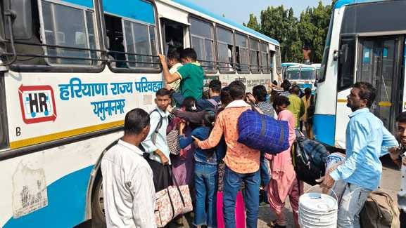 बस स्टैंड में लगी लोगों की भीड़। संवाद