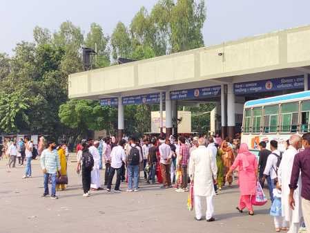 बस स्टैंड पर यात्रियों की भीड़।