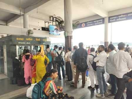 बस स्टैंड पर यात्रियों की भीड़।