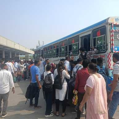 बस स्टैंड पर यात्रियों की भीड़।