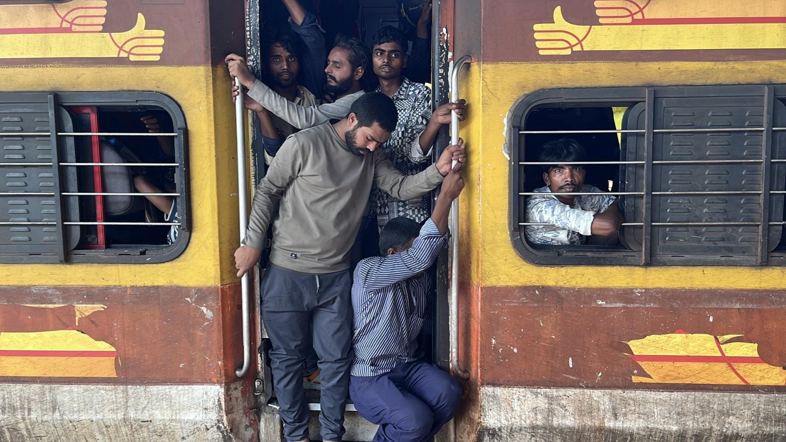 चारबाग रेलवे स्टेशन एवं ट्रेनों के अंदर यात्रियों की भीड़। 