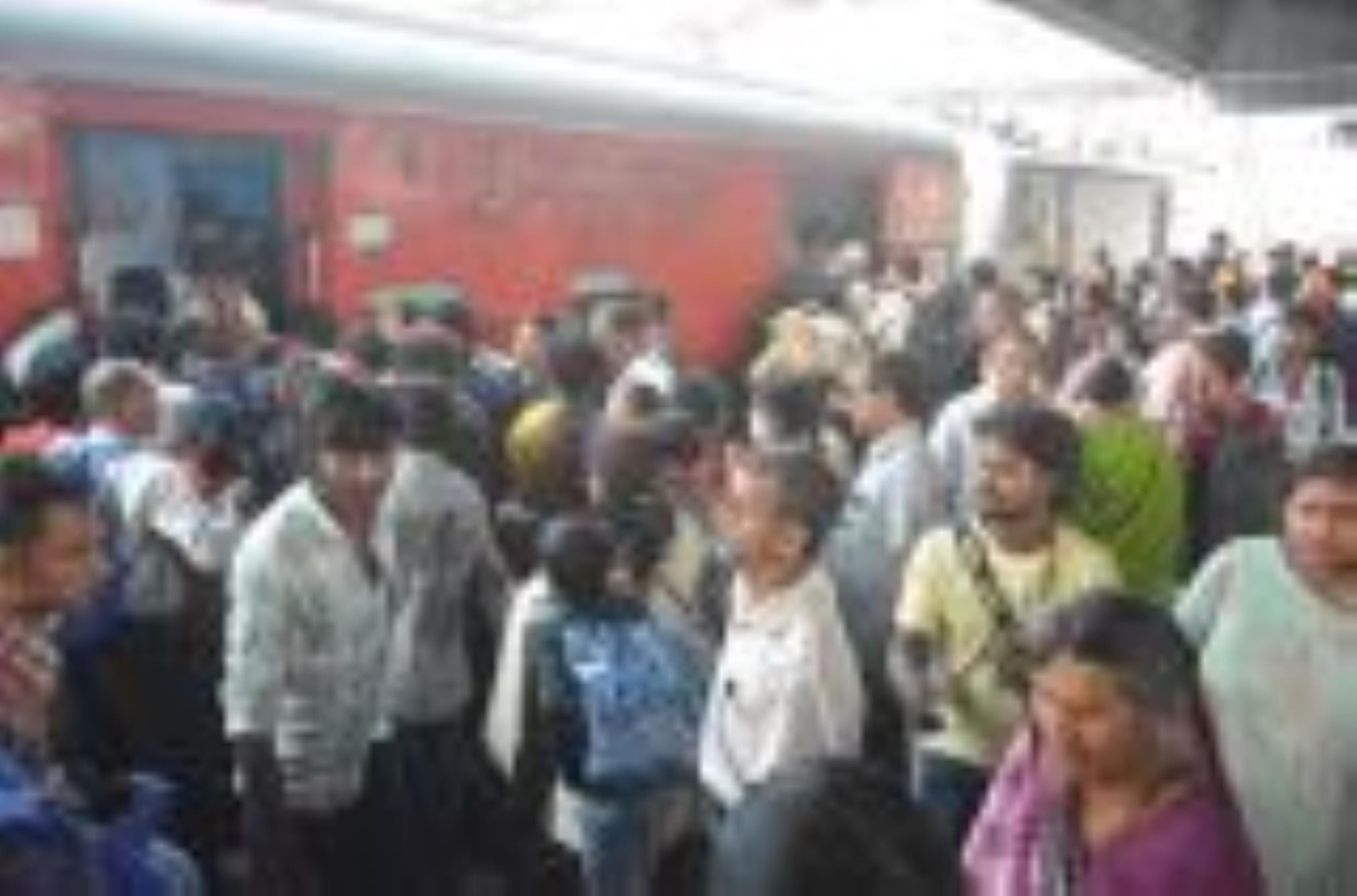 चारबाग रेलवे स्टेशन एवं ट्रेनों के अंदर यात्रियों की भीड़। 