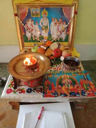 चित्रगुप्त मंदिर पर आयोजित कलम पूजा में शामिल कायस्थ समाज के लोग- विज्ञप्ति