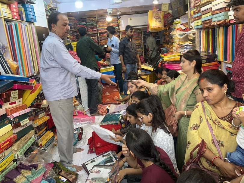 छठ पूजा को लेकर नगर के मड़ईयाघाट पर पूजा के लिए बेदी बनाते युवा।संवाद छठ पूजा को लेकर नगर के मड़ईयाघाट पर पूजा के लिए बेदी बनाते युवा।संवाद