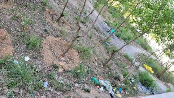 एम्स बिलासपुर परिसर में जगह.जगह फेंका गया कचरा। संवाद एम्स बिलासपुर परिसर में जगह.जगह फेंका गया कचरा। संवाद