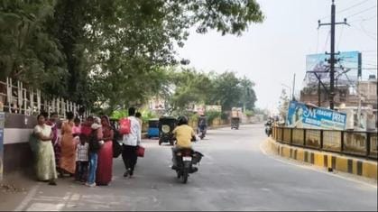 फोटो-10- कानपुर-लखनऊ मेमू ट्रेन में भीड़ अधिक होने से दूसरी ट्रेन आने का इंतजार करते यात्री। सं फोटो-10- कानपुर-लखनऊ मेमू ट्रेन में भीड़ अधिक होने से दूसरी ट्रेन आने का इंतजार करते यात्री। सं