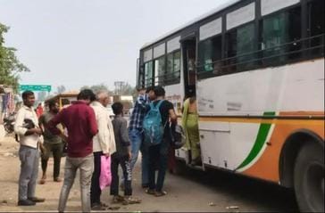 फोटो-10- कानपुर-लखनऊ मेमू ट्रेन में भीड़ अधिक होने से दूसरी ट्रेन आने का इंतजार करते यात्री। सं फोटो-10- कानपुर-लखनऊ मेमू ट्रेन में भीड़ अधिक होने से दूसरी ट्रेन आने का इंतजार करते यात्री। सं