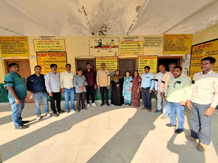 फोटो-11, काली पट्टी बांधकर विरोध जताते शिक्षक। स्रोत: स्वयं