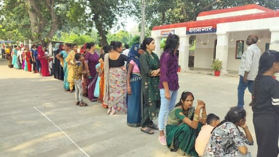 फोटो-12-भाई के माथे पर रोचना करतीं बहन। संवाद फोटो-12-भाई के माथे पर रोचना करतीं बहन। संवाद