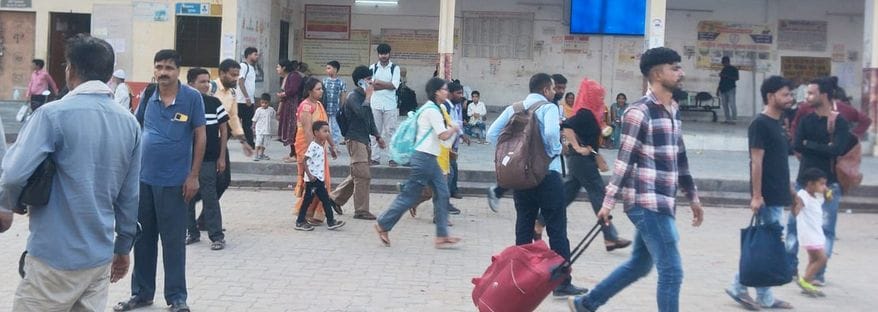 फोटो-22-बस स्टॉप में यात्रियों की भीड़। संवाद