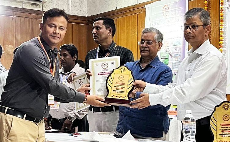 फोटो-23-शिक्षक आनंद को एडूलीडर्स यूपी अवार्ड प्रदान करते प्रमुख सचिव। स्रोत स्वयं फोटो-23-शिक्षक आनंद को एडूलीडर्स यूपी अवार्ड प्रदान करते प्रमुख सचिव। स्रोत स्वयं