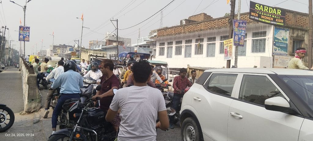 फोटो-24एयूआरपी08- दिबियापुर नहर बाजार में लगा वाहनों का जाम। संवाद फोटो-24एयूआरपी08- दिबियापुर नहर बाजार में लगा वाहनों का जाम। संवाद
