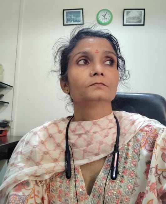 गांवों और सार्वजनिक स्थलों से गोबर एकत्रित कर उसमें मुल्तानी मिट्टी, हल्दी और गौंद मिलाकर रंग-ब