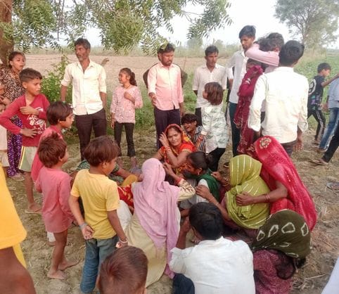 घटना स्थल पर जांच करती पुलिस व रोती मृतक की पत्नी। संवाद घटना स्थल पर जांच करती पुलिस व रोती मृतक की पत्नी। संवाद