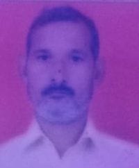 घटना स्थल पर जांच करती पुलिस व रोती मृतक की पत्नी। संवाद घटना स्थल पर जांच करती पुलिस व रोती मृतक की पत्नी। संवाद