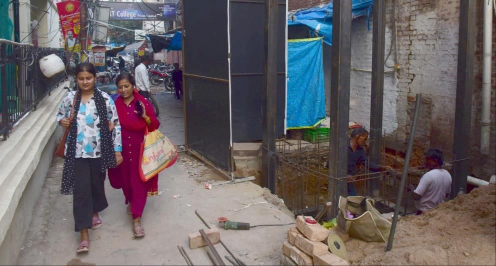 हजरतगंज में अब भी चल रहा सड़क पर लिफ्ट लगाने का काम। 