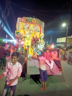 हर्रैया कस्बे में स्थापित प्रतिमा विसर्जन करने जाते श्रद्धालु- संवाद