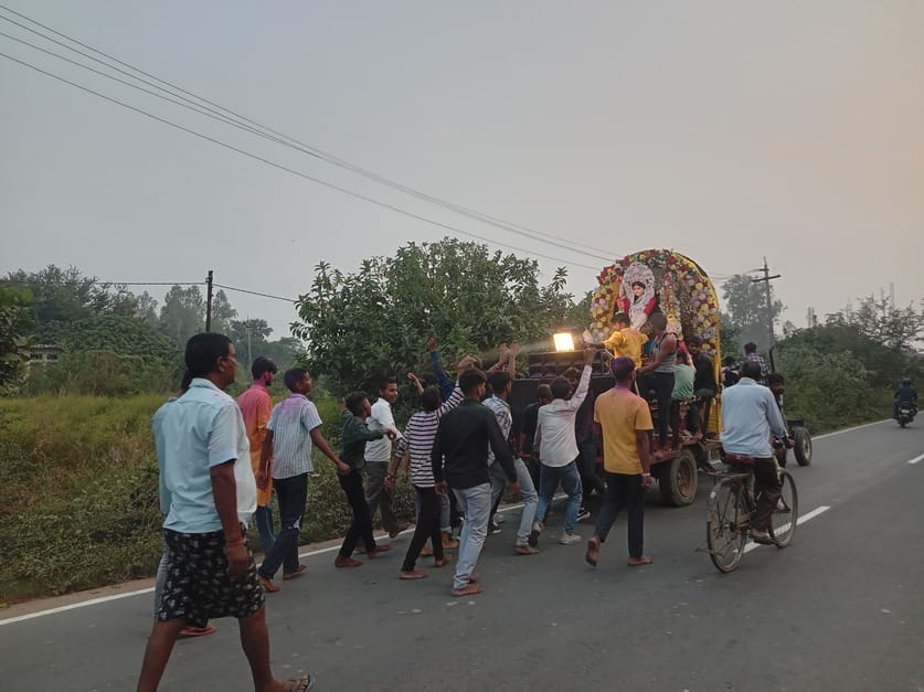 हर्रैया कस्बे में स्थापित प्रतिमा विसर्जन करने जाते श्रद्धालु- संवाद