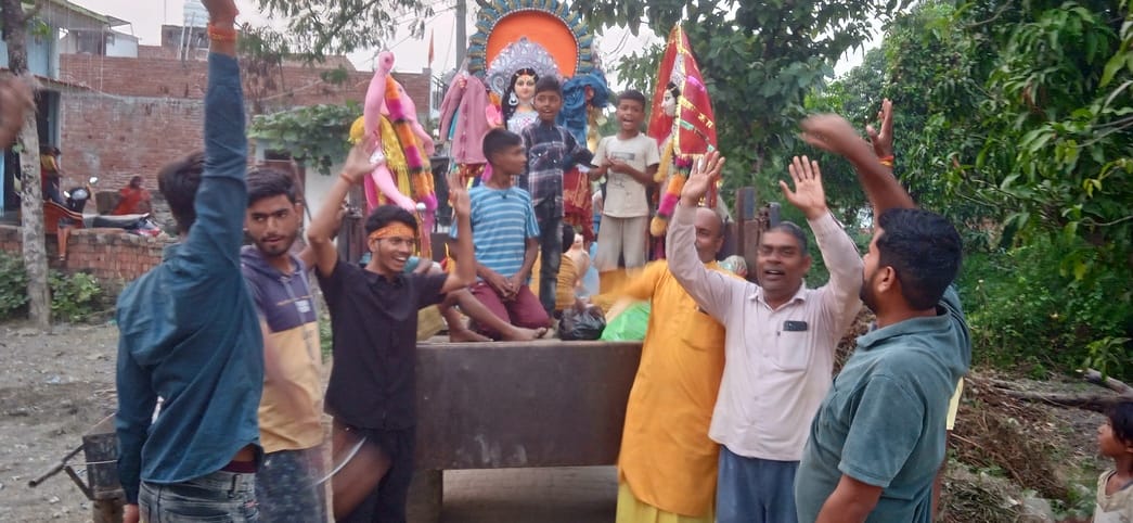 हर्रैया कस्बे में स्थापित प्रतिमा विसर्जन करने जाते श्रद्धालु- संवाद
