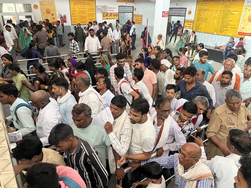 जिला अस्पताल के पीआईसीयू वार्ड में भर्ती बच्चे को देखतीं नर्स।संवाद जिला अस्पताल के पीआईसीयू वार्ड में भर्ती बच्चे को देखतीं नर्स।संवाद
