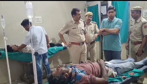 जिला अस्पताल में घायलों का उपचार करते चिकित्साकर्मी और जानकारी लेते जिला कलेक्टर और अन्य अधिकार