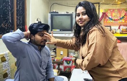 जिला कारागार में महिलाओं के हाथ में मोहर लगाता पुलिसकर्मी। संवाद