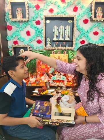 जिला कारागार में महिलाओं के हाथ में मोहर लगाता पुलिसकर्मी। संवाद