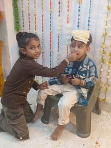 जिला कारागार में महिलाओं के हाथ में मोहर लगाता पुलिसकर्मी। संवाद