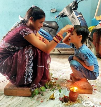 जिला कारागार में महिलाओं के हाथ में मोहर लगाता पुलिसकर्मी। संवाद