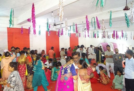 जेल में भाई को मीठा खिलातीं बहनें। संवाद