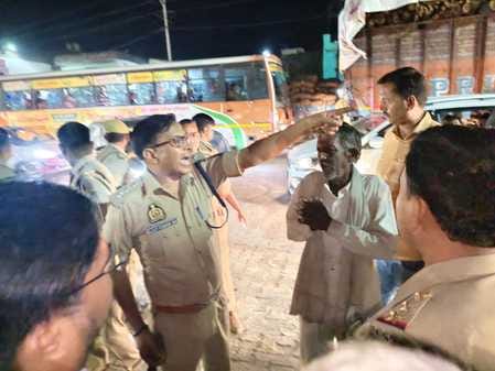 जलालाबाद में शव को सड़क पर रखने के बाद धरने पर बैठे परिजन। संवाद जलालाबाद में शव को सड़क पर रखने के बाद धरने पर बैठे परिजन। संवाद