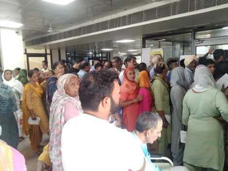 कुरुक्षेत्र। मनोरोग डिस्पेंसरी में दवा लेने के लिए लाइनों में लगे मरीज। संवाद