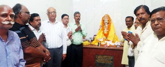 मोहल्ला हुसैनपुरा स्थित भगवान चित्रगुप्त के मन्दिर पर आयोजित कलम पूजन कार्यक्रम में हवन में आहु मोहल्ला हुसैनपुरा स्थित भगवान चित्रगुप्त के मन्दिर पर आयोजित कलम पूजन कार्यक्रम में हवन में आहु