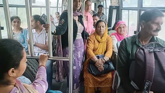 मुलाणा गांव में भैया दूज के पर्व पर अपने भाई को मिठाई खिलाती नन्ही बहन। संवाद।