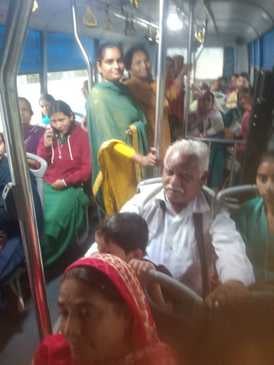 मुलाणा गांव में भैया दूज के पर्व पर अपने भाई को मिठाई खिलाती नन्ही बहन। संवाद।