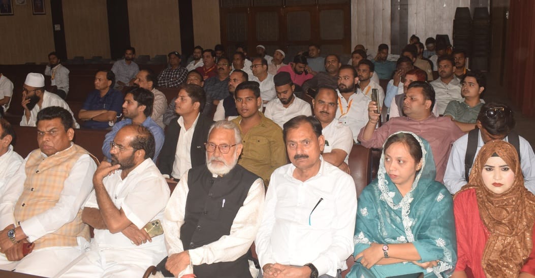 मेरठ..कंवलजीत..चेंबर ऑफ़ कॉमर्स रोडवेज में इंटरनेशनल मुशायरे के दौरान पहुंचे के.सी.त्यागी व मौजू मेरठ..कंवलजीत..चेंबर ऑफ़ कॉमर्स रोडवेज में इंटरनेशनल मुशायरे के दौरान पहुंचे के.सी.त्यागी व मौजू
