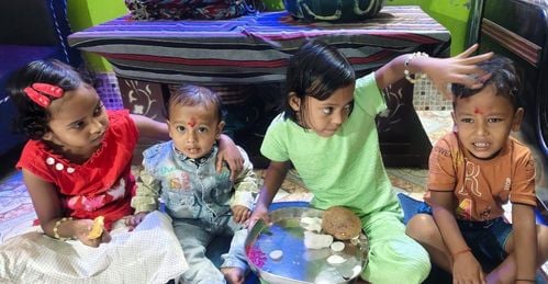 पूर्व मंत्री सपा नेता आबिद रजा को दूज का तिलक लगातीं मुंहबोली बहन सीमा यादव। स्रोत स्वयं