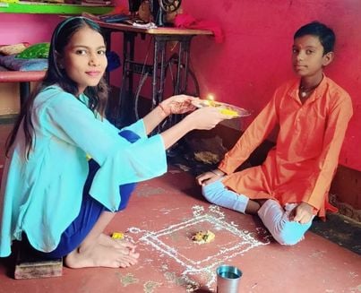 पूर्व मंत्री सपा नेता आबिद रजा को दूज का तिलक लगातीं मुंहबोली बहन सीमा यादव। स्रोत स्वयं
