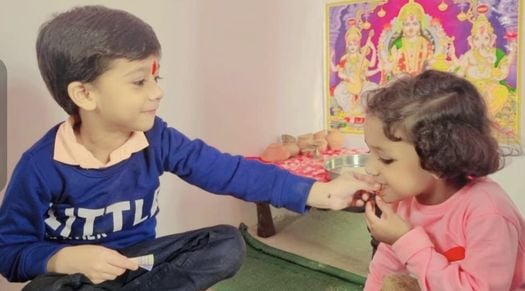 पूर्व मंत्री सपा नेता आबिद रजा को दूज का तिलक लगातीं मुंहबोली बहन सीमा यादव। स्रोत स्वयं