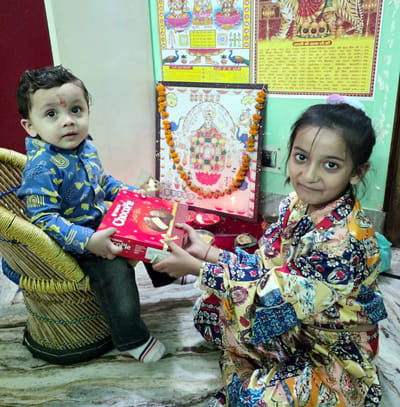 पूर्व मंत्री सपा नेता आबिद रजा को दूज का तिलक लगातीं मुंहबोली बहन सीमा यादव। स्रोत स्वयं